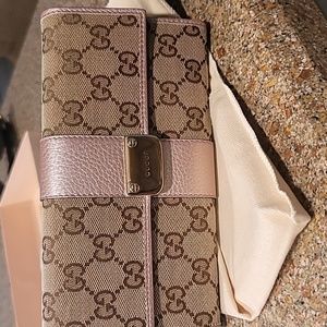 Gucci pink wallet